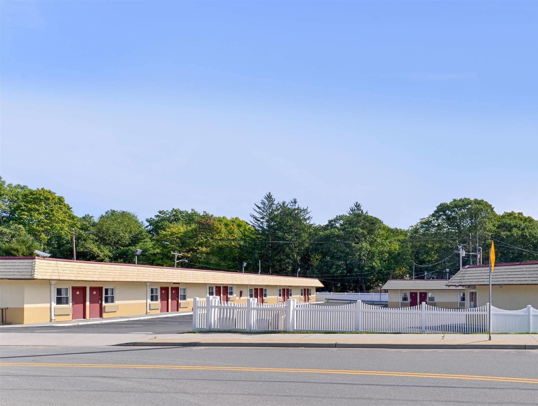 Americas Best Value Inn - Port Jefferson Station - Long Island Esterno foto