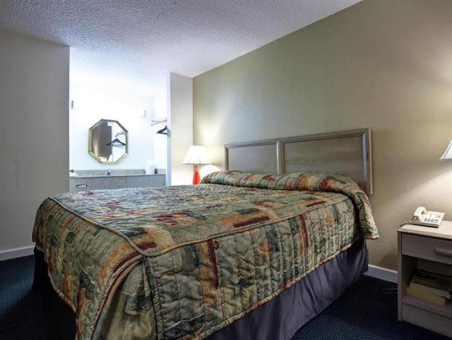 Americas Best Value Inn - Port Jefferson Station - Long Island Esterno foto